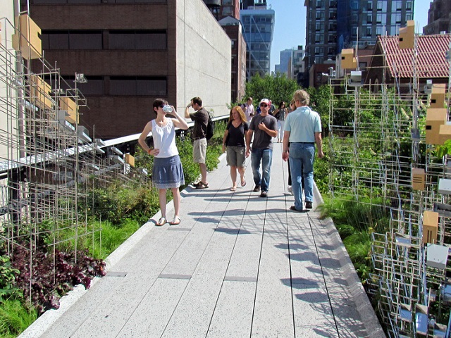 Green spaces in cities, such as New York's High Line, promote an active, sustainable lifestyle for city residents. Photo by David Berkowitz/Flickr.