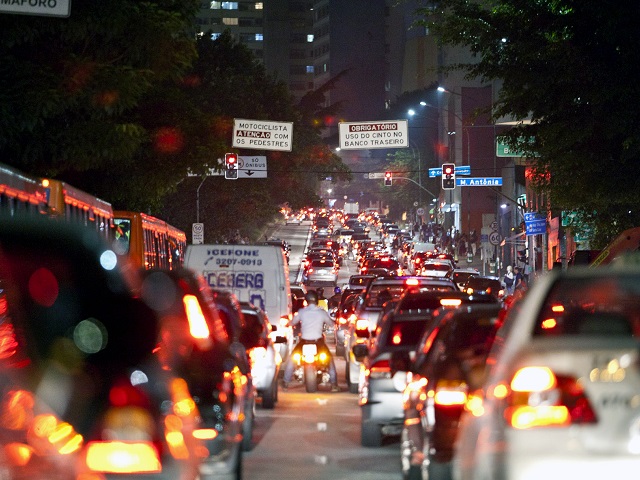 São Paulo's Rua da Consolação is often congested for hours each day, leading residents and city leaders to wonder if other transport modes such as bikes and mass transport can be used to cut down on traffic while increasing sustainable mobility. Photo by Carlos Barretta/Flickr.