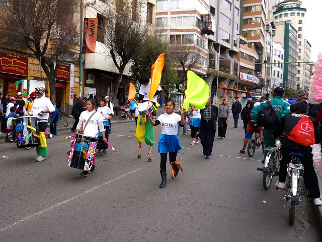 About one dozen paceÃ±os stage an impromptu miniature parade. Photo by Gwen Kash.