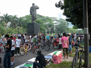 TheCityFix Picks, August 26: Jakarta Bicyclists, Turkish Rail Lines, Building Carfree Cities