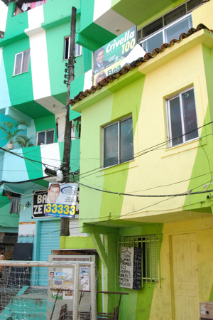 Friday Fun: Painting Favelas in Rio de Janeiro | TheCityFix