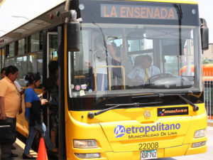 Boarding El Metropolitano BRT in Lima, Peru. Photo by EMBARQ.