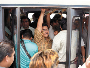 Users wait to board a crowded metro bus. Photo by EMBARQ.