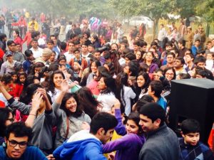 A crowd of urban residents enjoy Raahgiri Day in Gurgaon, India. Photo by EMBARQ.