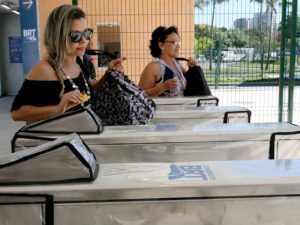 Passengers enter the TransOeste BRT in Rio de Janeiro, Brazil. Photo by Benoit Colin/EMBARQ.