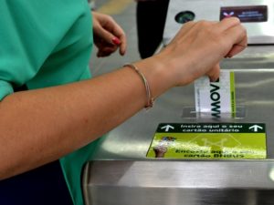 The launch of Belo Horizonte's MOVE bus rapid transit (BRT) system seeks provides the city safe, high quality mass transport in an effort to slow the advance of the private car. Photo by Luisa Zottis/EMBARQ Brazil.