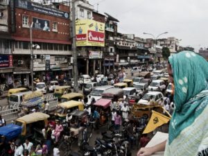 Despite increased investment in mass transport, last-mile connectivity and access to transport hubs remain obstacles for cities across India. Photo by Jack Zalium/Flickr.