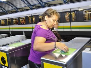 Connecting smart cards and mobile phones enables cities to offer more efficient mobility and a safer, quality experience for all transport users. Photo by EMBARQ Brasil/Flickr.