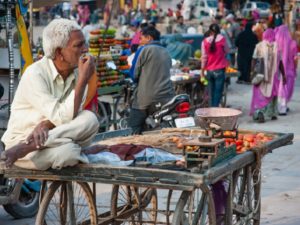 Governments must create inclusive spaces for dialogue with street vendors and craft policy to support their livelihoods and economic mobility. Photo by Carlos Penalba/Flickr.