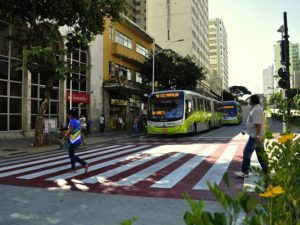 Both public and private sector investments play an important role in supporting sustainable urban mobility and minimizing the costs of private automobile use. Photo by Mariana Gil/EMBARQ Brasil.