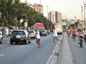 Pedestrians face daily risk at Avenida Vieira Souto in Ipanema, Rio de Janeiro. Photo by Mariana Gil/EMBARQ Brazil.