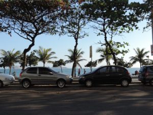 Cars parked facing opposite directions on the Avenida Vieira Souto. Photo by Maria Cavalcanti/EMBARQ Brasil.