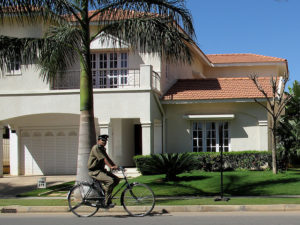 When meeting the rising demand for housing in Indian cities, private developers can promote sustainable development by ensuring access to alternative modes of transport. Photo by Ed Yourdon/Flickr.