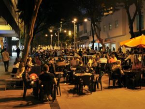 Pedestrianized streets create public spaces for people to enjoy. Photo by Mariana Gil/EMBARQ Brasil.