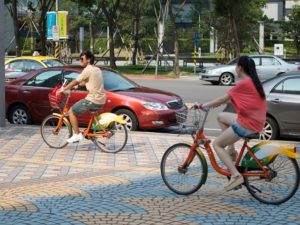 The shared mobility economy is on the rise. Zipcar founder Robin Chase sat down with TheCityFix to discuss how current trends and innovations are transforming transportation. Photo by Hugger Industries/Flickr.