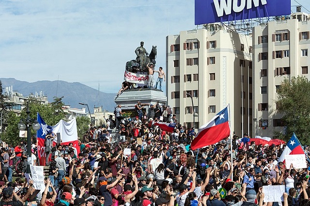 https://es.m.wikipedia.org/wiki/Archivo:Protestas_en_Chile_20191022_07.jpg